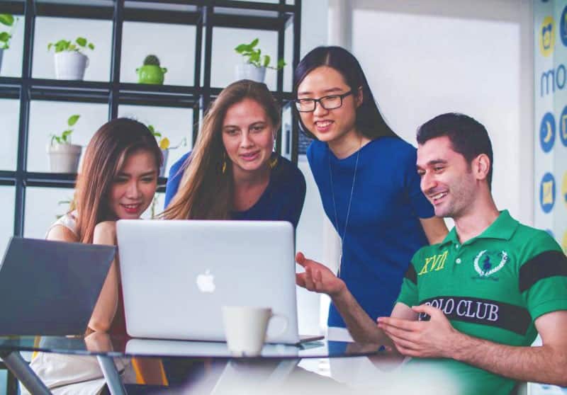 groupe de jeunes qui travaillent en collectif